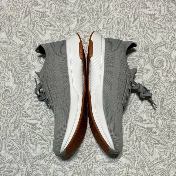 Stylish Gray Men's size 6 or Women’s size 7.5 Sneakers - Picture 5 of 6